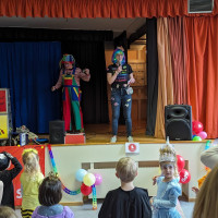 Kinder bestaunen die Tricks des Zauberers Fabellini