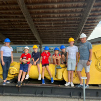 Ausgestattet mit Sicherheitshelmen ging es für die Gruppe dann hoch hinauf auf den Bohrturm.