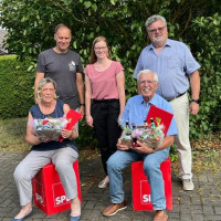 Stellvertretender Vorsitzender Christoph Schiesl, Vorsitzende Nicole Bäumler und Fraktionssprecher Walther Piehler (hinten, von links) gratulierten den beiden Ehrenmitgliedern Erika Bäumler und Klaus Schmalzreich.