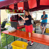 MdL Nicole Bäumler an der Slush-Eis-Maschine