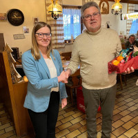 MdL Nicole Bäumler gratuliert Walther Piehler zur Bürgermeisterkandidatur