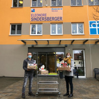 Die SPD-Vorsitzende Nicole Bäumler hat die Geschenke aus der Aktion „Kinder basteln für Senioren“ an den Pflegedienstleiter des Eleonore-Sindersberger Altenheims Konrad Nickl übergeben.