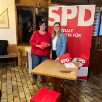Sabine Bäumler mit SPD-Parteibuch überreicht durch die Orstvereinsvorsitzende Nicole Bäumler